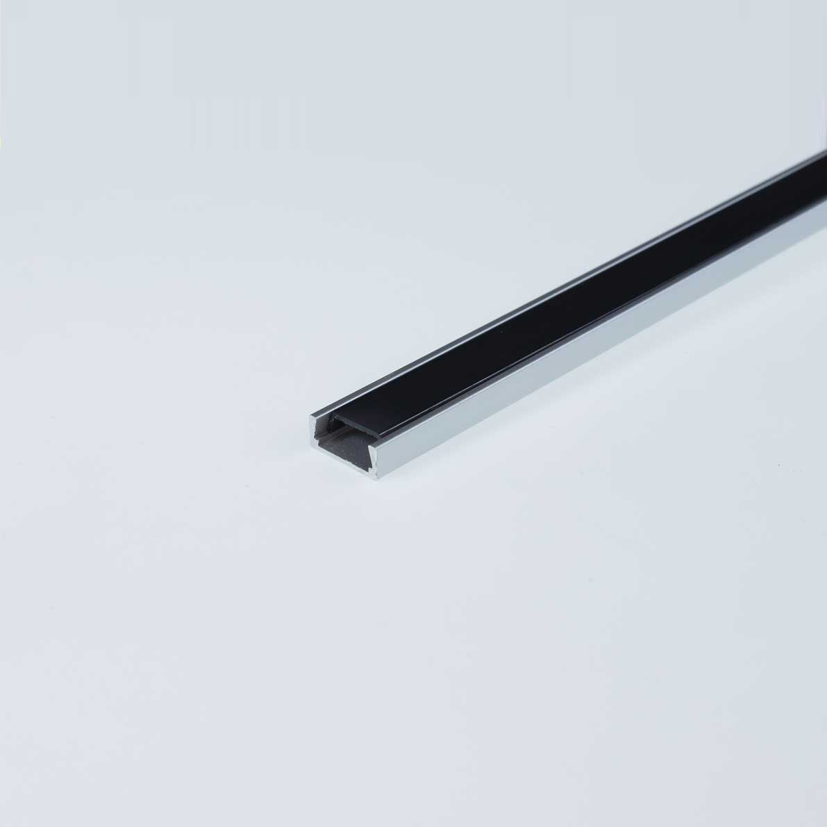 Алюминиевый профиль Алюминиевый профиль 551Black (2000х15х6мм с черным рассеивателем)