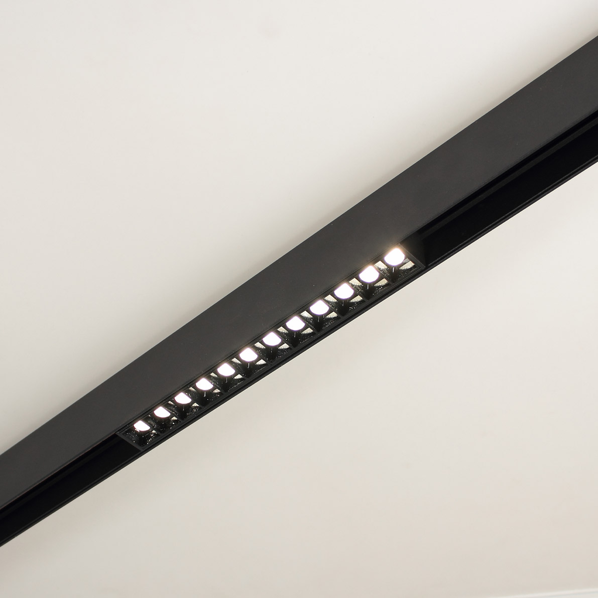 Светодиодный светильник трековый магнитный 20мм JH-MG12C MX39 (12W, 48V, day white)